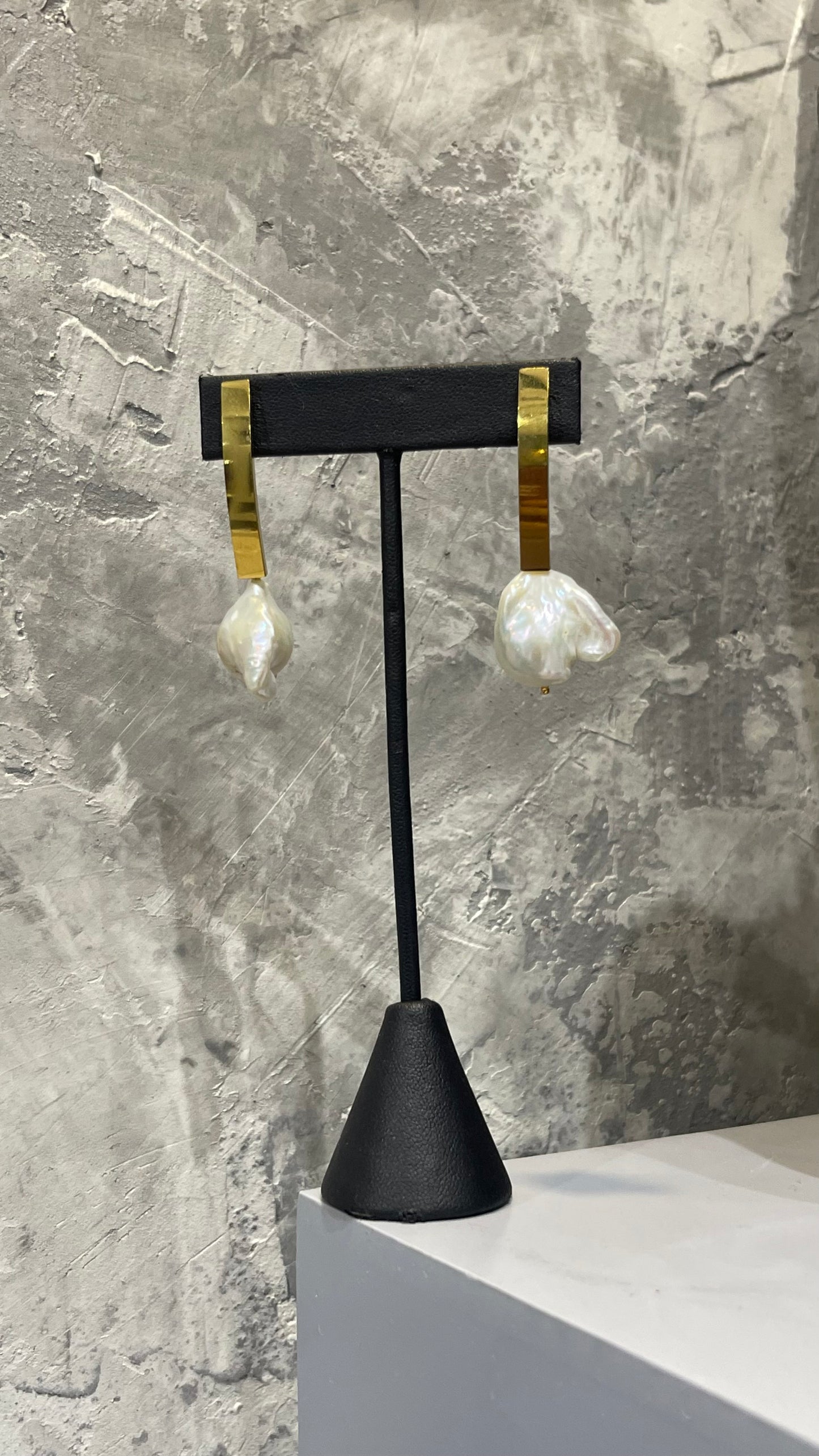 Dancing baroque pearls