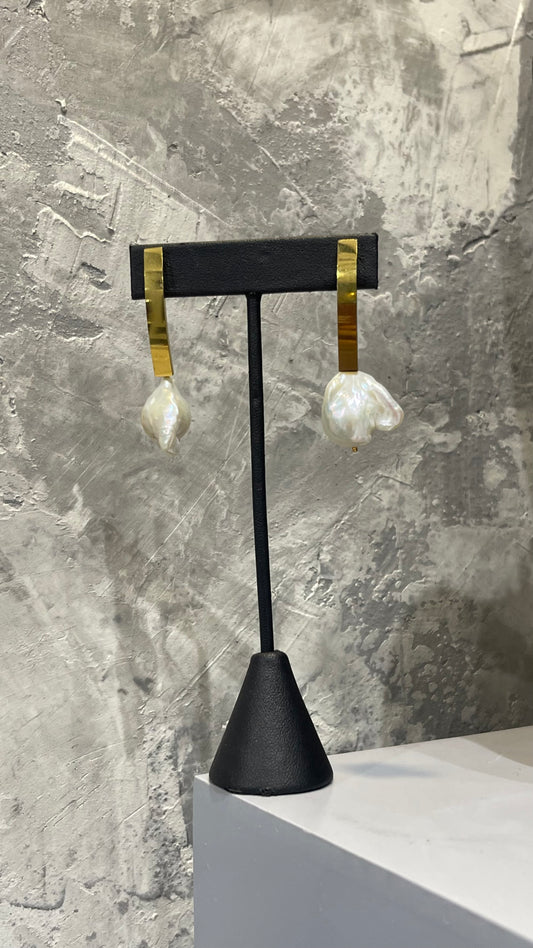 Dancing baroque pearls