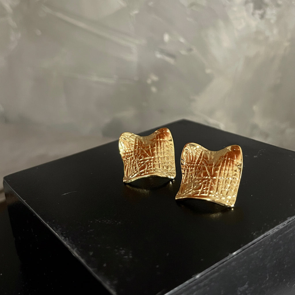 Waves Studs